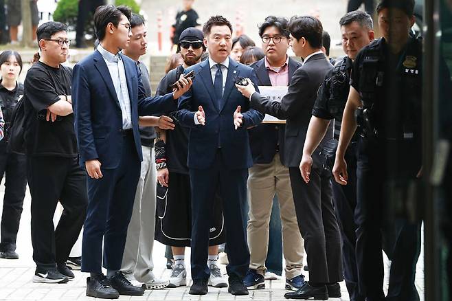 김세의 가로세로연구소 대표가 5월26일 서초구 서울중앙지방법원에서 열린 구속 전 피의자 심문(영장실질심사)에 출석하고 있다. ⓒ시사저널 박정훈