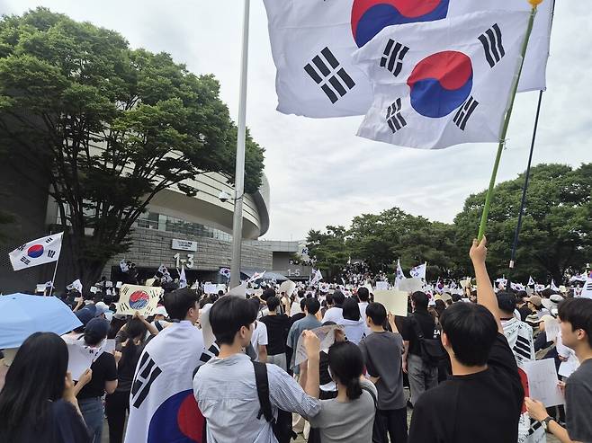 6월6일 오후 서울 송파구 올림픽공원 핸드볼경기장 앞에 모여 투표용지 부족 사태 관련 재선거를 주장하고 있는 시민들의 모습. ⓒ시사저널 강윤서
