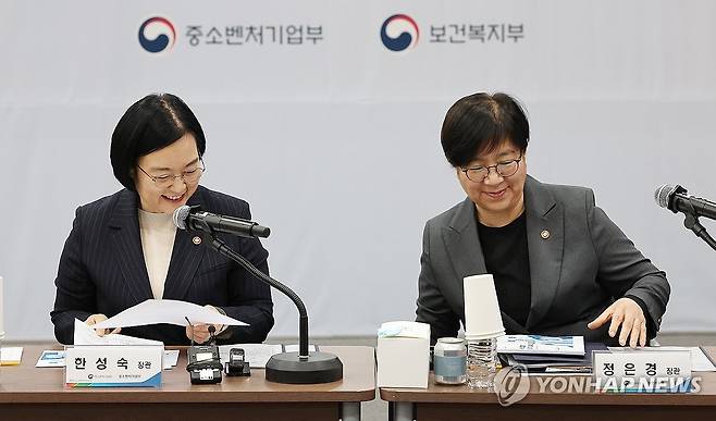 대화하는 한성숙 중기부 장관과 정은경 보건복지부 장관 (서울=연합뉴스) 김주형 기자 = 한성숙 중기부 장관(왼쪽)과 정은경 보건복지부 장관이 서울 서초구 제약바이오협회에서 열린 제약바이오벤처 혁신성장 전주기 협업방안 발표에 참석해 대화하고 있다. 2026.3.24 kjhpress@yna.co.kr