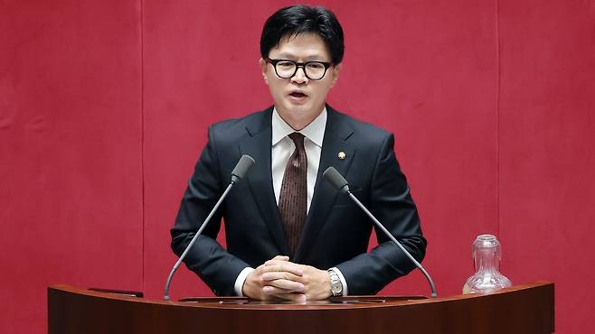 부산 북갑 국회의원 보궐선거에서 당선된 무소속 한동훈 의원이 5일 국회에서 22대 국회 후반기 의장단을 선출하기 위해 열린 본회의에서 선서한 뒤 인사말하고 있다. 연합뉴스