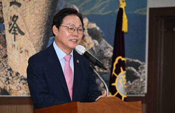 박완수 경남도지사가 4일 경남도선거관리위원회에서 열린 당선증 교부식에 참석해 인사말을 하고 있다. /김구연 기자