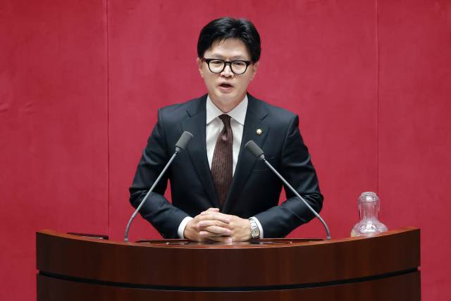 부산 북갑 국회의원 보궐선거에서 당선된 무소속 한동훈 의원이 5일 국회에서 22대 국회 후반기 의장단을 선출하기 위해 열린 본회의에서 선서한 뒤 인사말하고 있다. 연합뉴스