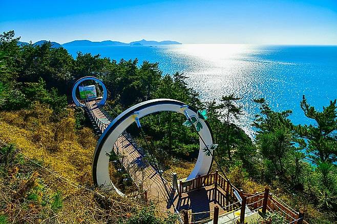 2026여수세계섬박람회 부행사장인 금오도 비렁길 출렁다리.<여수시 제공>