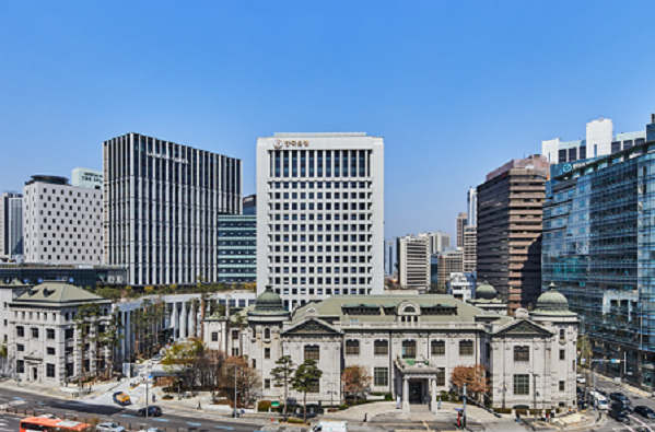 미국 경제 성장을 이끌고 있는 인공지능(AI) 투자가 공급망 차질과 금융권 익스포저 확대라는 잠재 리스크에 직면하고 있다는 분석이 나왔다./사진=한국은행 제공.
