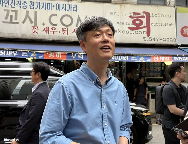 장병규 크래프톤 의장이 7일 서울 강남구 PC방에서 젠슨 황 엔비디아 최고경영자(CEO)와 만난 뒤 취재진의 질문에 답하고 있다./사진=비즈워치