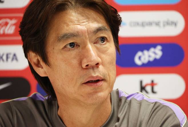 2026 북중미 월드컵에 출전하는 축구 국가대표팀의 홍명보 감독이 6일(현지시간) 베이스캠프 훈련장인 멕시코 과달라하라 치바스 바예 베르데에서 공식 훈련에 앞서 기자회견을 하고 있다. 사진=연합뉴스