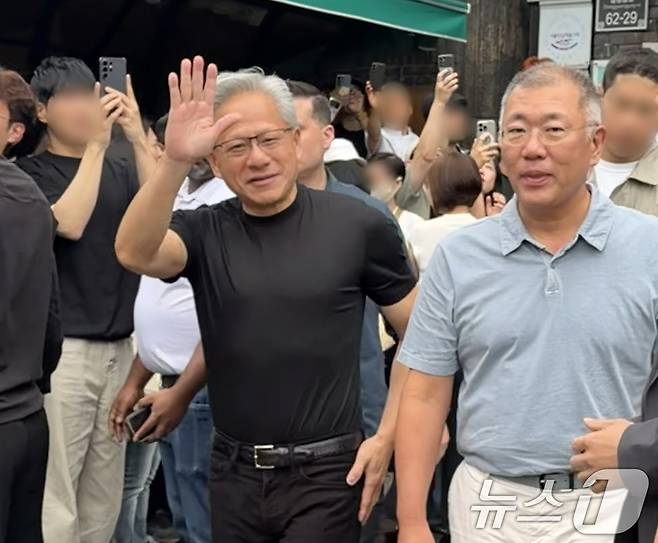 젠슨 황 엔비디아 CEO와 정의선 현대자동차그룹 회장이 7일 서울 을지로 우래옥에서 오찬 회동 후 나서고 있다. (독자제공, 재판매 및 DB금지) 2026.6.7 ⓒ 뉴스1