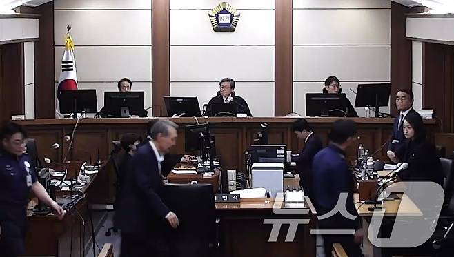 윤석열 전 대통령이 4월 29일 서울 서초구 서울고등법원에서 열린 항소심 선고공판에 출석하고 있다. (서울고등법원 제공 영상 캡쳐. 재판매 및 DB 금지) 2026.4.29 ⓒ 뉴스1 오대일 기자
