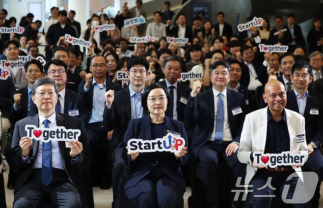 한성숙 중소벤처기업부 장관이 20일 오전 서울 마포구 SVC 서울에서 열린 스타트업 벤처 캠퍼스 개소식에서 참석자들과 기념촬영을 하고 있다. 2026.5.20 ⓒ 뉴스1 오대일 기자