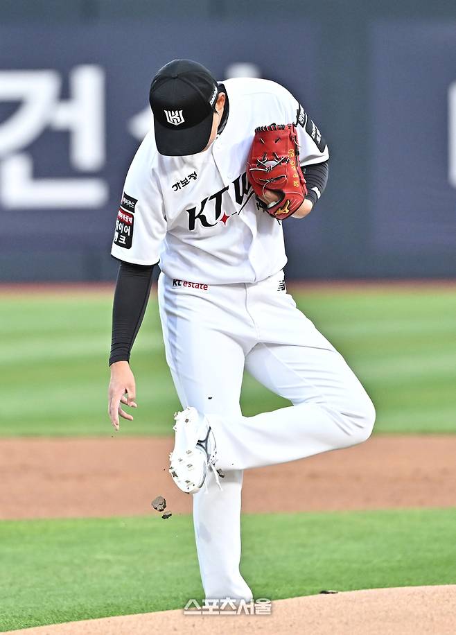 KT 선발투수 소형준이 23일 수원 KT위즈파크에서 열린 2026 KBO리그 KIA전에 앞서 연습 투구를 하다 스파이크에 박힌 마운드의 흙을 떼고 있다. 수원 | 박진업 기자 upandup@sportsseoul.com