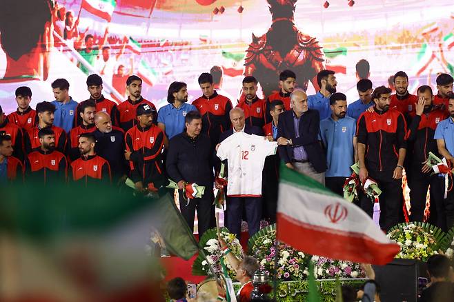 Iran's national soccer team head coach Amir Ghalenoei, Iran Football Federation President Mehdi Taj, and Vice President Mehdi Mohammad Nabi hold a jersey during a team's farewell ceremony ahead of their departure to the 2026 World Cup in Tehran, Iran, May 13, 2026. <저작권자(c) REUTERS 연합뉴스, 무단 전재-재배포, AI 학습 및 활용 금지>