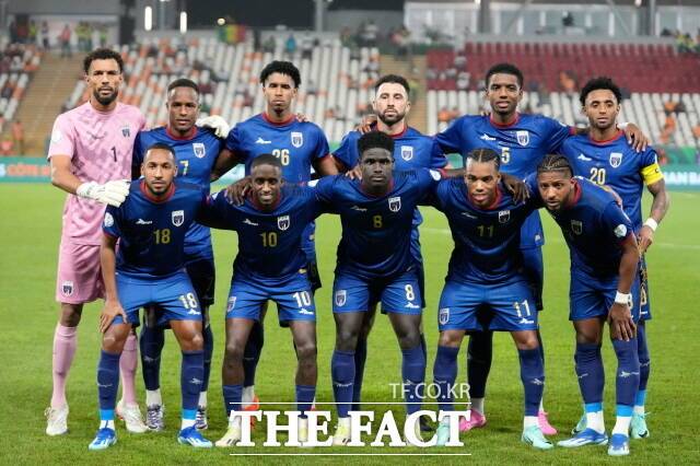 카보베르데 축구대표팀 선수들이 2024년 2월 코트디브아르에서 열린 아프리카네이션스컵 준준결승 남아공전에 앞서 기념촬영을 하고 있다. /야무수크로(코트디브아르)=AP 뉴시스