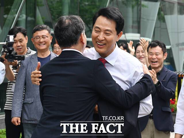 제9회 전국동시지방선거에서 서울시장으로 당선된 오세훈 국민의힘 후보가 지난 4일 오전 업무 복귀를 위해 서울시청으로 출근하고 있다. /이새롬 기자