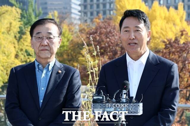 김윤덕 국토교통부 장관과 오세훈 서울시장이 지난해 11월 13일 서울 중구 달개비에서 오찬회동을 마친 뒤 취재진과 질의응답을 하고 있다. /뉴시스