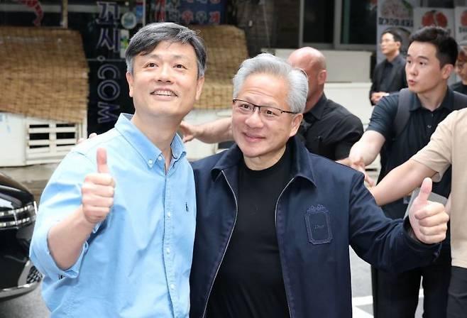 젠슨 황 엔비디아 최고경영자(CEO)와 장병규 크래프톤 의장(왼쪽)이 7일 서울 강남구에 있는 한 PC방 앞에서 만나 엄지척하고 있다. 연합뉴스.