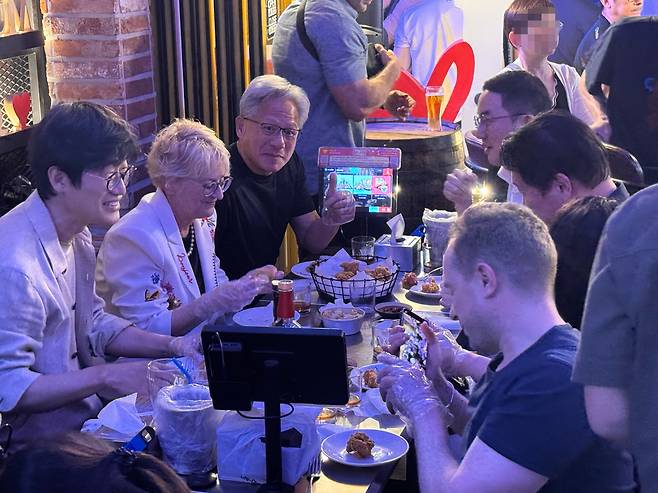 젠슨 황 엔비디아 최고경영자(CEO)와 부인 로리 황이 지난 5일 서울 마포구 비비큐(BBQ) 홍대입구점에서 최태원 SK그룹 회장, 구광모 LG그룹 회장, 이해진 네이버 의장 등과 대화하고 있다. /연합뉴스