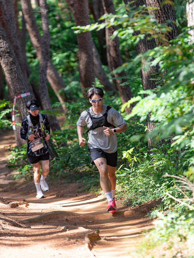 12km 여자부 1위 윤현지(오른쪽). 트레일온런사무국