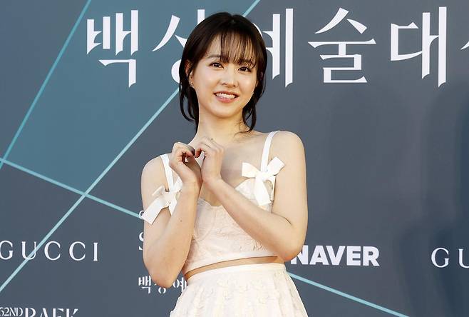 배우 박보영이 서울 강남구 코엑스에서 열린 제62회 백상예술대상에서 레드카펫을 밟고 있다. 뉴시스
