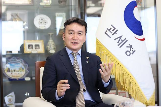 이종욱 관세청장이 지난 5일 정부대전청사 집무실에서 가진 파이낸셜뉴스와의 인터뷰에서 국경안전을 지키는 국가 핵심기관인 관세청의 향후 정책방향과 목표 등을 설명하고 있다. 관세청