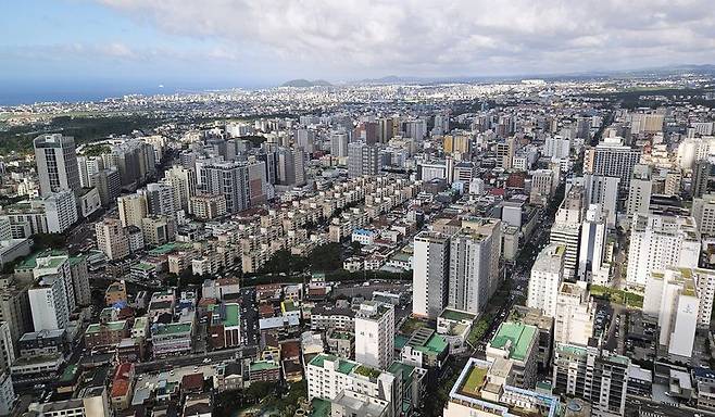 제주시 공동주택 단지 전경. 제주도는 준공 후 미분양 주택을 줄이기 위해 민간 사업주체의 할인분양·잔금 유예 혜택과 취득세 감면 등 세제 지원을 묶은 '제주 주택 상생프로젝트'를 추진한다. /사진=제주시 제공