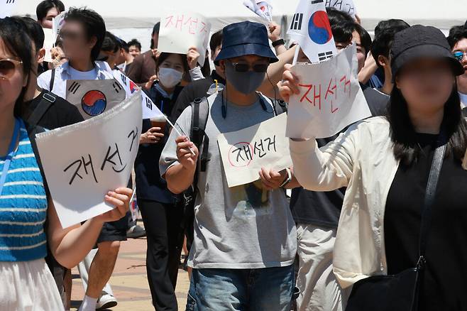 부정선거를 주장하는 시민들이 6일 오전 서울 송파구 올림픽공원 핸드볼경기장 앞에서 투표지 부족 사태를 규탄하며 재선거를 요구하는 집회를 하고 있다. 정용일 선임기자 yongil@hani.co.kr