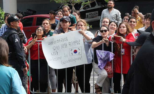 한국 남자축구 대표팀이 6일(한국시각) 2026 북중미월드컵 한국팀의 조별예선 첫경기가 열리는 멕시코 과달라하라 입성했다. 대표팀 숙소 앞 현지 팬들이 대표팀 도착을 보기 위해 몰려 있다. 연합뉴스