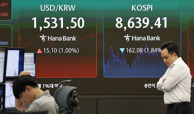 4일 오후 서울 중구 하나은행 딜링룸 현황판에 코스피와 원·달러 환율이 표시되고 있다. 연합뉴스