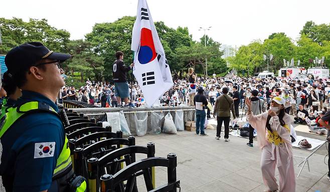 제9회 전국동시지방선거 투표용지 부족 사태에 반발한 시민들이 7일 서울 송파구 올림픽공원 핸드볼경기장 개표소 앞에 모여 재선거를 요구하는 구호를 외치고 있다. 뉴스1