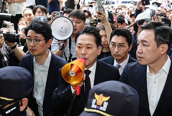 장동혁 국민의힘 대표가 5일 서울 송파구 잠실7동 제2투표소에서 이송된 투표함 개표소인 올림픽공원 핸드볼경기장에 도착해 확성기를 이용해 발언하고 있다. 뉴스1