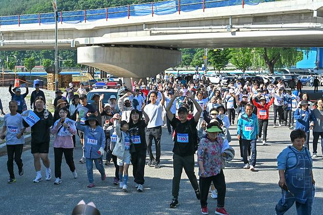 ▲ 정선군체육회가 주최하고 강원도민일보 정선지사가 주관한 제27회 정선군민걷기대회가 지난 6일 정선공설운동장에서 군민 800여 명이 참가한 가운데 성황리에 개최됐다