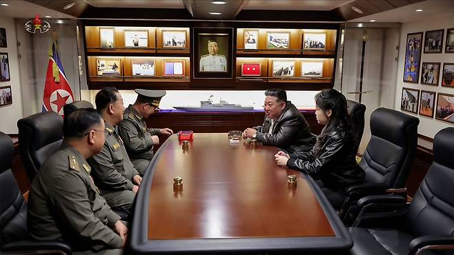 김정은 북한 국무위원장과 주애(오른쪽 아래)가 지난 5월 7일 취역을 앞둔 최신 구축함 ‘최현호’에 탑승해 군 간부들과 대화하고 있다. 조선중앙TV화면·연합뉴스