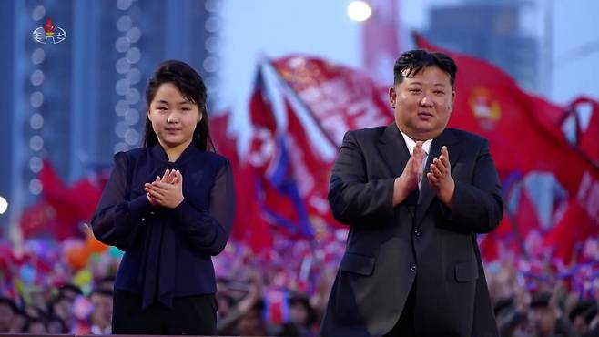 김정은 북한 국무위원장과 딸 주애가 2024년 5월 15일 평양의 뉴타운 격인 ‘전위거리’ 준공식에 참석하고 있다. 조선중앙TV ·연합뉴스