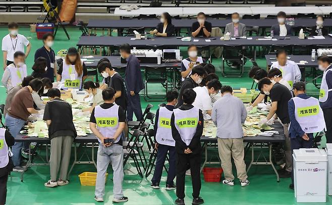 지난 5일 서울 송파구 잠실7동 제2투표소에서 이송된 투표함이 개표소인 올림픽공원 핸드볼경기장에 도착해 참관인이 지켜보는 가운데 개표가 시작되고 있다. 연합뉴스