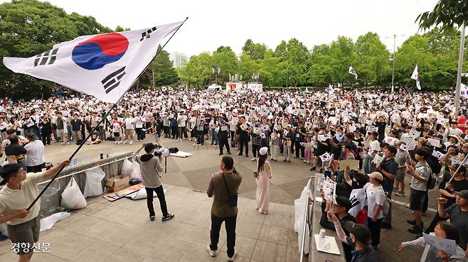 “참정권 보장하라” 제9회 전국동시지방선거 투표용지 부족 사태를 비판하며 재선거를 요구하는 시민들이 7일 서울 송파구 올림픽공원 핸드볼경기장 개표소 앞에서 구호를 외치고 있다. 정효진 기자 hoho@kyunghyang.com