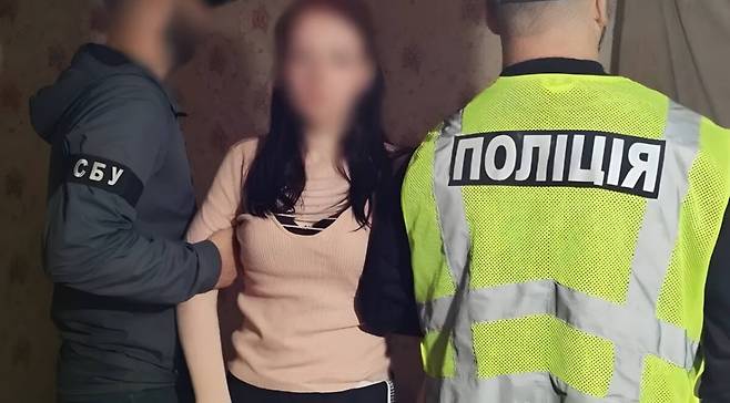 군인 살해 혐의로 우크라이나 경찰에 체포된 10대 소녀. 우크라이나 경찰=리가넷