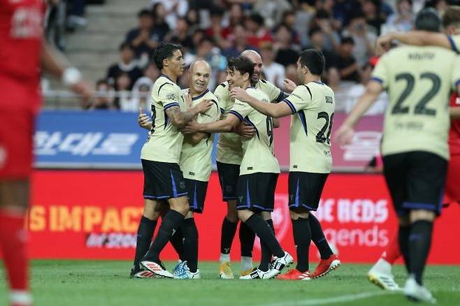 FC 바르셀로나 레전드가 득점 후 기쁨을 나누고 있다. 사진=올리브 크리에이티브 제공