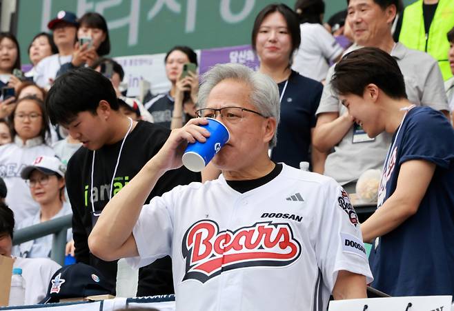 젠슨 황 엔비디아 최고경영자(CEO)가 7일 서울 송파구 잠실야구장에서 열린 2026 신한 SOL KBO리그 KT 위즈 대 두산 베어스의 경기를 지켜보고 있다. (공동취재) /사진=뉴시스