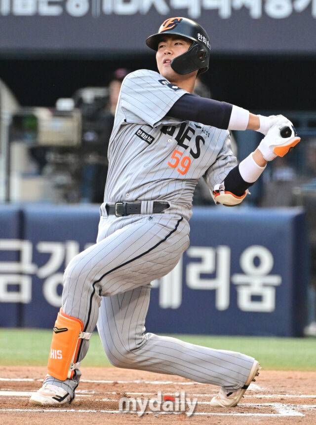 2026년 6월 2일 오후 서울 잠실구장에서 열린 '2026 신한 SOL KBO리그' 한화 이글스와 두산 베어스의 경기. 한화 허인서가 2회초 2사 후 타격하고 있다./마이데일리