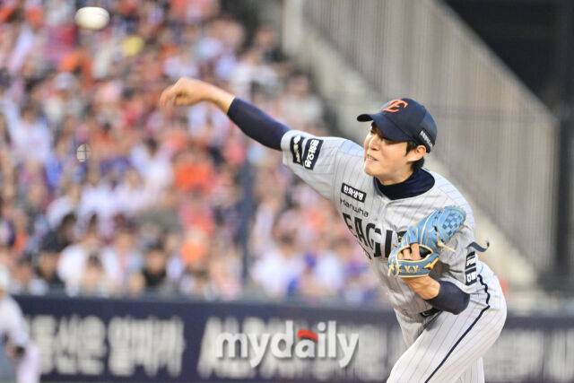 3일 오후 서울 잠실야구장에서 진행된 '2026 신한 SOL KBO 리그' 한화 이글스- 두산 베어스의 경기. 한화 이상규가 구원 등판해 역투를 펼치고 있다./마이데일리