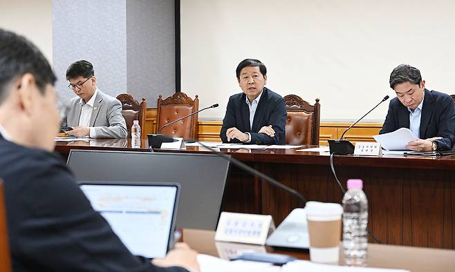 구윤철 부총리 겸 재정경제부 장관이 7일 서울 중구 은행연합회에서 열린 시장상황점검회의를 주재하고 있다. 재정경제부 제공
