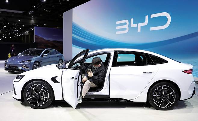 2025년 4월3일 경기도 고양시 킨텍스에서 열린 '2025 서울모빌리티쇼' 미디어 데이 행사에서 관람객이 BYD 차량을 둘러보고 있다. ⓒ연합뉴스