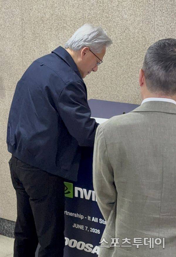 방명록 남기는 젠슨 황 CEO / 사진=신서영 기자