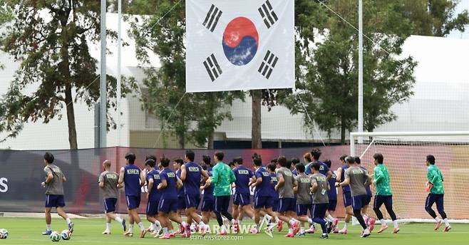 대한민국 축구 국가대표팀이 2026 북중미월드컵을 닷새 앞두고 6일 멕시코 과달라하라 치바스 바예베르데에서 첫 훈련을 진행했다. 태극전사들이 러닝 훈련을 하고 있다. 홍명보호는 오는 6월 12일 오전 11시(한국시간) 체코와 운명의 조별리그 1차전, 그리고 일주일 뒤인 19일 오전 10시 개최국 멕시코와 분수령이 될 2차전을 이곳 과달라하라에서 치른다. /사진=김진경 대기자