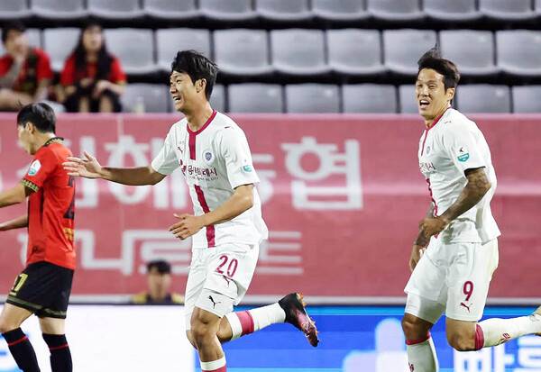 '0-2에서 극적 동점' 용인, 경남과 2-2 무승부...연속 헤더골로 승점 1점 확보...사진은 용인FC 최치웅이 골을 성공시키고 석준현과 함께 기뻐하는 모습.(사진제공=용인FC)