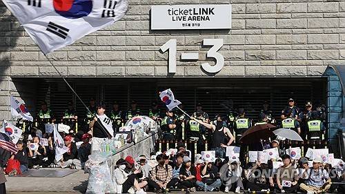 계속되는 개표소 봉쇄 시위 (서울=연합뉴스) 이진욱 기자 = 투표지 부족 사태'를 규탄하며 재선거를 요구하는 '잠실 개표소 봉쇄 시위'가 1박 2일째 계속되는 가운데 6일 개표소인 서울 송파구 올림픽공원 핸드볼경기장 앞에서 부정선거를 주장하는 시민들과 보수 성향 유튜버 등이 구호를 외치고 있다. 2026.6.6
cityboy@yna.co.kr
(끝)