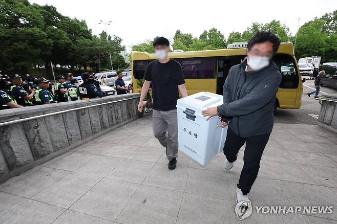 개표소 도착한 잠실7동 제2투표소 투표함 (서울=연합뉴스) 이진욱 기자 = 5일 서울 송파구 잠실7동 제2투표소에서 이송된 투표함이 개표소인 올림픽공원 핸드볼경기장에 도착하고 있다. 2026.6.5 cityboy@yna.co.kr