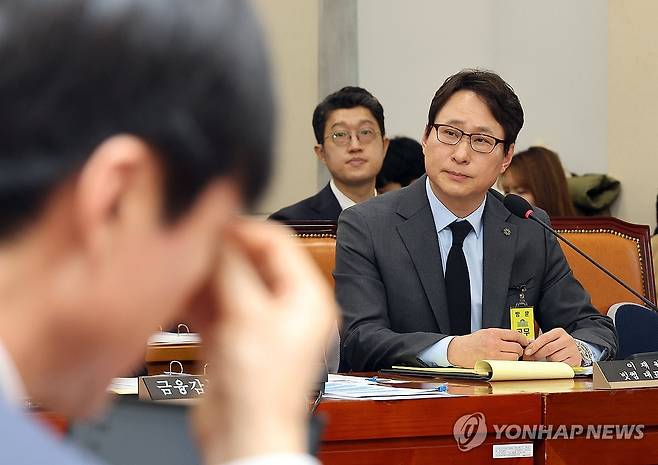 국회 출석한 이재원 빗썸 대표이사 (서울=연합뉴스) 배재만 기자 = 이재원 빗썸 대표이사(오른쪽)가 11일 국회 정무위원회에서 열린 국내 가상자산거래소 빗썸에서 발생한 거액의 비트코인 오지급 사태 관련 긴급 현안 질의에서 여야 의원들의 질문을 듣고 있다. 2026.2.11 scoop@yna.co.kr