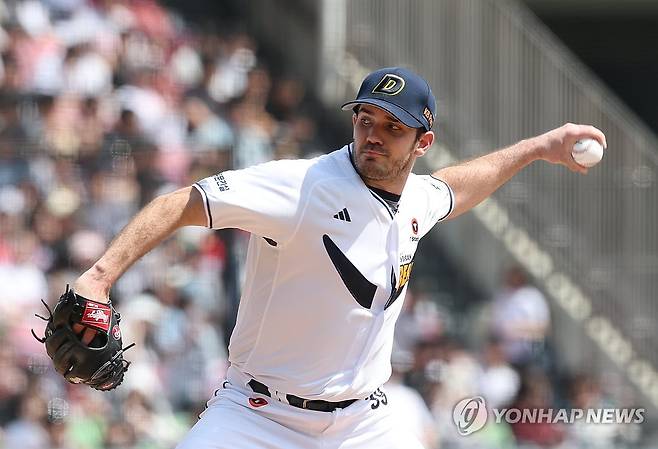 두산 선발 잭 로그 (서울=연합뉴스) 신준희 기자 = 10일 잠실야구장에서 열린 프로야구 두산과 SSG의 경기.
두산 선발투수 잭 로그가 역투하고 있다. 2026.5.10 hama@yna.co.kr