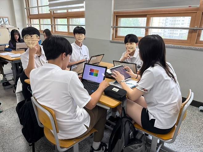▲ 운중고등학교 학생들이 자기인식 역량을 기르기 위한 감정 인식하기 활동을 하고 있다. /사진제공=운중고등학교