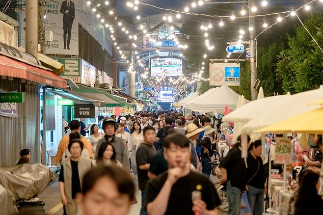 지난 5일 오산 야맥 축제가 열린 오색시장에 많은 시민들의 발길이 이어지고 있다. 사진=오산시청
